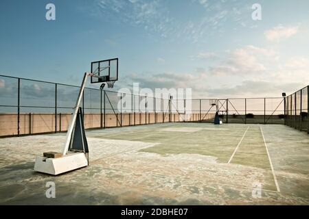 Transparente basketball Board im Freien bei Dämmerung Stockfoto