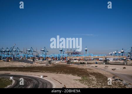 Maasvlakte 2, Rotterdam. Luftaufnahme des Containerterminals im Hafen MAASVLAKTE, Niederlande. Ein großes Containerschiff ist entladen Stockfoto