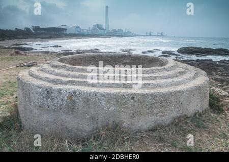 Flugzeugbeton-Stützpunkt des Zweiten Weltkriegs in Civitavecchia, dahinter das thermoelektrische Kraftwerk (Civitavecchia, Latium, Italien, Europa) Stockfoto