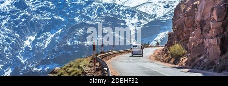 Atlasgebirge in Marokko, Afrika. Webbanner in Panoramasicht. Straße. Stockfoto