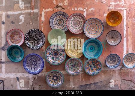 Platten, Tajine und Töpfe aus Ton auf dem Souk in Tanger, Marokko, Afrika Stockfoto