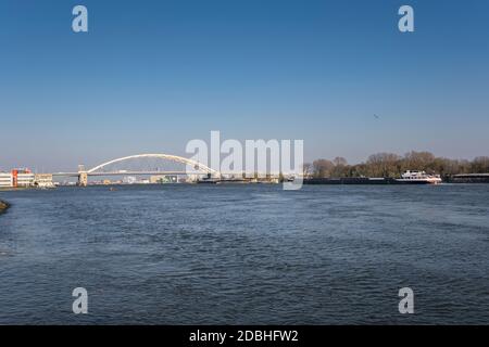 Van Brienenoord Brücke in Rotterdam über den Fluss Nieuwe Maas aus dem Norden Bank auf der Ostseite gesehen. Die beiden Bogenbrücken, Teil der A 16 motorw Stockfoto