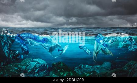 Plastikflaschen und Abfälle verschiedener Art unter Wasser im Meer. wolkiger Himmel. Ökologie und Umweltkatastrophe Konzept. Problem mit festem Abfall. Stockfoto