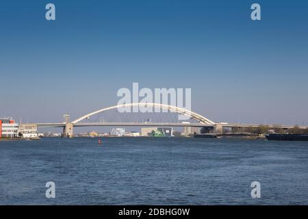 Van Brienenoord Brücke in Rotterdam über den Fluss Nieuwe Maas aus dem Norden Bank auf der Ostseite gesehen. Die beiden Bogenbrücken, Teil der A 16 motorw Stockfoto