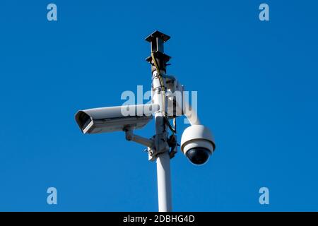 Sicherheitskameras draußen mit blauem Himmel Hintergrund Stockfoto