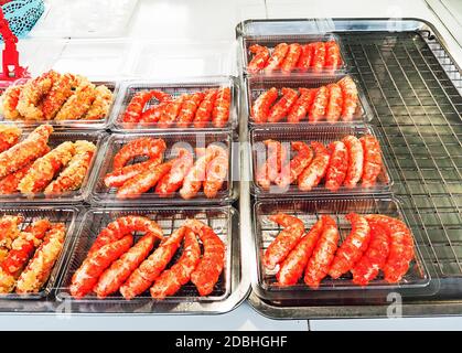 Nahaufnahme von Street Food zum Verkauf in Jomtien Nachtmarkt (Pattaya) Thailand vorbereitet Stockfoto