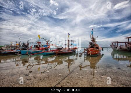 Fischerdorf auf Koh Samui, Thailand. Viele Fischerboote Moore Stockfoto