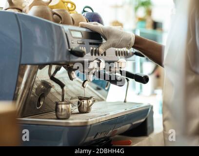 Neuer normaler, großartiger Service und Kaffee zum Mitnehmen während sozialer Distanz und covid-19 Quarantäne Stockfoto