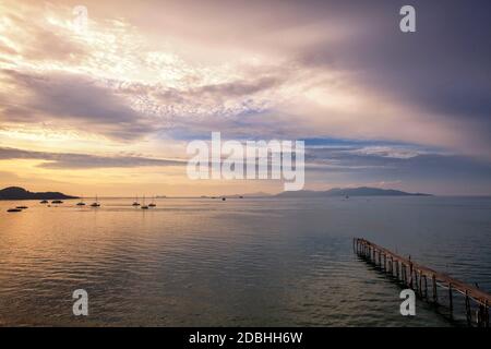 Atemberaubende Landschaft Sonnenuntergang auf Koh Samui, Thailand. Hölzerne Seebrücke ins Meer bei Sonnenuntergang in der Nähe vom Fischerdorf Bophut Beach Stockfoto