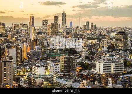 Sonnenuntergang vom Bunkyo Civic Center (Ikebukuro). Aufnahmeort: Metropolregion Tokio Stockfoto