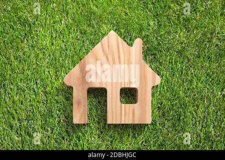 Holzhausform auf grünem Gras Stockfoto