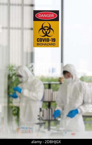 Fotos, die durch das Glas des Laborraums aufgenommen wurden, verhindern die Verbreitung von Virusforschungen. Stockfoto