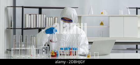 Die Forscher schauten sich Blutproben von infizierten Personen an, die mit Chemikalien in Erlenmeyerkolben gemischt wurden. Coronavirus Disease 2019 (COVID-19)-Tests Stockfoto