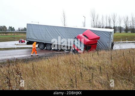 MJÖLBY, SCHWEDEN- 17. NOVEMBER 2020: LKW-Unfall an der Autobahn E4 in Mjölby. Foto Jeppe Gustafsson Stockfoto