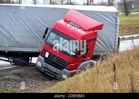 MJÖLBY, SCHWEDEN- 17. NOVEMBER 2020: LKW-Unfall an der Autobahn E4 in Mjölby. Foto Jeppe Gustafsson Stockfoto