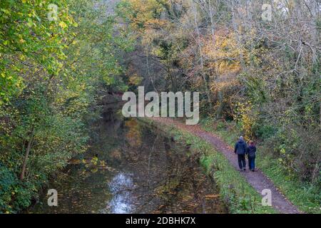 Wanderer auf dem Monmouthshire und Brecon Canal, in der Nähe von Gilwern, Monmouthshire, South Wales, Großbritannien Stockfoto