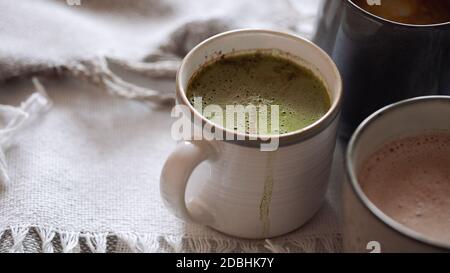 Drei Tassen Kakao mit Kokosmilch. Konzept der gemütlichen Winterurlaub trinken Stockfoto