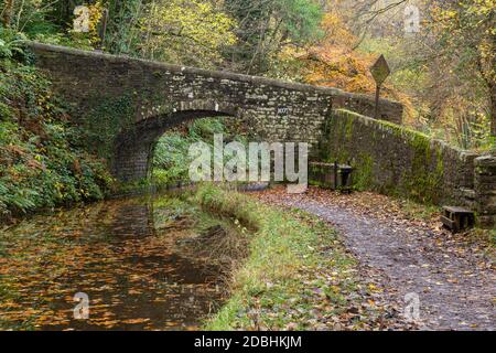 Brücke 107 auf dem Monmouthshire und Brecon Canal, in der Nähe von Gilwern, Monmouthshire, South Wales, Großbritannien Stockfoto