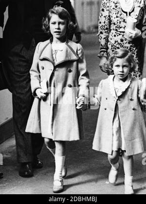 Kronprinzessin Elizabeth und ihre Schwester Prinzessin Margaret Rose als Brautjungfern bei der Hochzeit von Georg I., Herzog von Kent, und Marina, Herzogin von Kent. Stockfoto