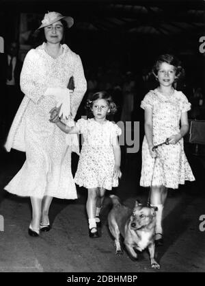 Königin Mutter Elizabeth, Prinzessin Margaret Rose und Prinzessin Elizabeth mit einem Corgi an der Euston Station auf dem Weg zum Glamis Castle in Schottland für einen Urlaub. Stockfoto