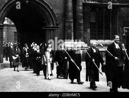 'Elizabeth, Herzogin von York, bei der Verleihung des Titels ''Honorary Doctor of Rights'' in Begleitung von Würdenträgern der Universität Oxford. Undatierte Aufnahme, c. 1936.' Stockfoto