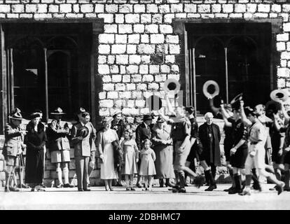 Mehr als 1000 Pfadfinderjungen gehen an der königlichen Familie vorbei und begrüßen sie. Von links nach rechts: König Georg VI., Königin Elizabeth, Prinzessin Elizabeth, Prinzessin Margaret Rose und der Erzbischof von Canterburry. Stockfoto