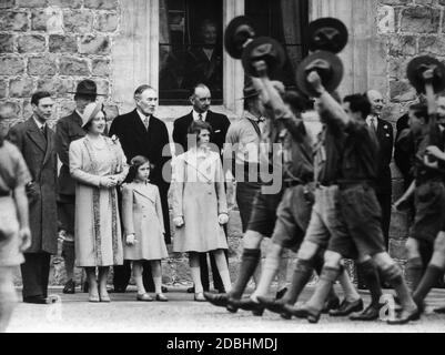 Mehr als 1000 Pfadfinderjungen gehen an der königlichen Familie vorbei und begrüßen sie. Von links nach rechts: König Georg VI., Königin Elizabeth, Prinzessin Elizabeth, Prinzessin Margaret Rose und der Erzbischof von Canterburry. Stockfoto