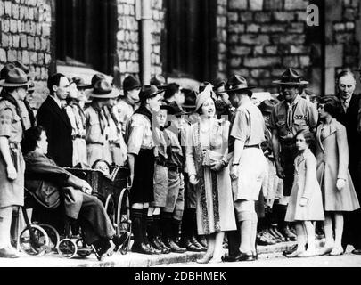 Königin Elizabeth, Prinzessin Margaret Rose und Prinzessin Elizabeth (rechts) heißen eine Gruppe von Pfadfindern vor ihrem Haus willkommen. Stockfoto