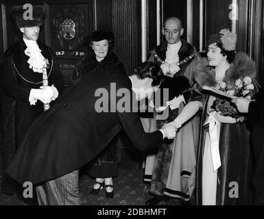 Elizabeth, Herzogin von York, wird beim Empfang des Krönungsausschusses im Guildhall begrüßt. Im Hintergrund steht neben ihr der Oberbürgermeister Sir George Broadbridge. Stockfoto