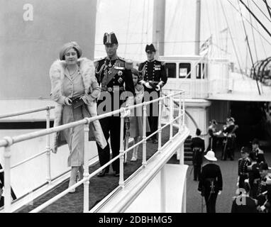 'Queen Elizabeth, King George VI und Princess Elizabeth auf dem Weg zur Brücke der königlichen Yacht ''Victoria und Albert'' während der ''Naval Review''. ' Stockfoto