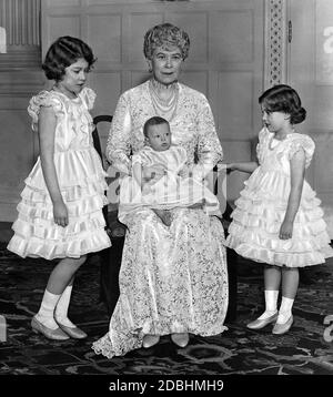 Von links nach rechts: Prinzessin Elisabeth, Königin Mutter Maria mit Prinz Edward auf dem Schoß, Prinzessin Margaret Rose. Prinz Edward ist der Cousin der Prinzessinnen. Stockfoto