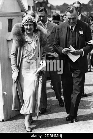 George, (links) Herzog von York und später König George VI, und seine Frau Elizabeth bei ihrer Ankunft in Brooklands für eine Gala des Motor Race Day in Aid of Guys Hospital. Stockfoto