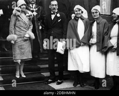 Elizabeth, Herzogin von York, besucht den Isolationsblock des London Fever Hospital in Islington, um den Grundstein zu legen. Undatierte Aufnahme, ca. 1928. Stockfoto