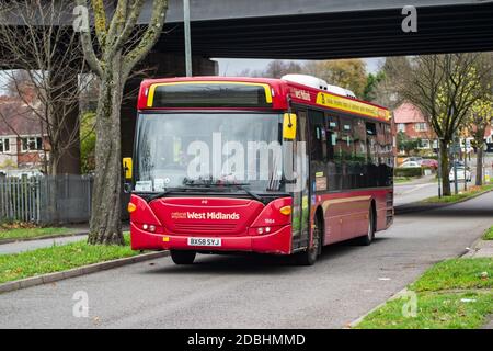 Scania K230UB National Express West Midlands 28 Servicebus, Fuhrparknummer 1864 an der Hassop Road in Great Barr, Birmingham Stockfoto