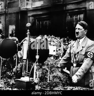 Reichskanzler Adolf Hitler am 1. Mai 1933 während einer Radiorede anlässlich des Labor Day. Stockfoto