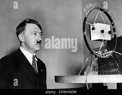 Hitler hält seine erste Radiorede als neu gewählter Reichskanzler. Stockfoto