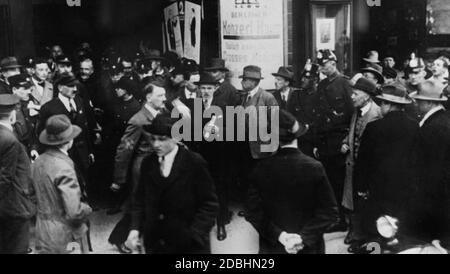 Adolf Hitler nach einer Rede im Berliner Clou. Stockfoto