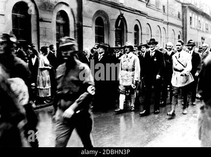Hitler während eines marsches der NSDAP in München 1926. Rechts ist Rudolf Hess und hinter ihm Heinrich Himmler. Hitler wandert zwischen Gregor Strasser und Hermann Kriebel. Stockfoto
