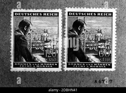 Adolf Hitler als Briefmarkenmotiv für das Deutsche Reich. Gezeigt ist Hitler auf einem Motiv von Böhmen und Mähren mit der Stadt Prag. Es handelt sich um Halbpostmarken einer Sonderserie der Reichspost, die von 1943 bis Kriegsende gültig war. Der markierte Betrag + wurde als Spende erhalten. Stockfoto