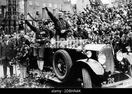 Auf dem Nürnberger Hauptmarkt begrüßen von links nach rechts Julius Streicher, Franz Pfeffer von Salomon, Rudolf Hess, Adolf Hitler und Ulrich Graf die Gäste mit dem Nazi-Gruß. Stockfoto