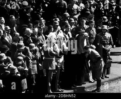 Adolf Hitler spricht der trauernden Familie von Paul von Hindenburg bei seinem Trauergottesdienst in der Gedenkstätte Tannenberg sein Beileid aus. Stockfoto