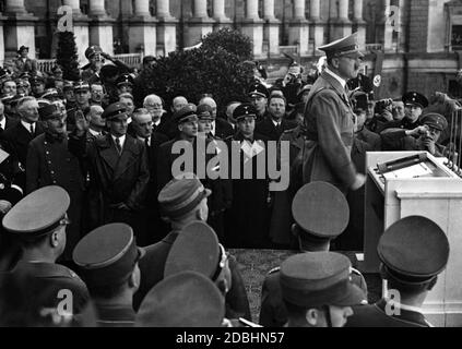 Hitler spricht am Heldenplatz nach dem Einmarsch der Wehrmacht in Wien. Hinter ihm von rechts: Paul Koerner, General der Flieger Erhard Milch, Baldur von Schirach, Wilhelm Frick und ganz rechts Hjalmar Schacht. Stockfoto