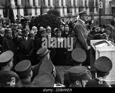 Hitler spricht am Heldenplatz nach dem Einmarsch der Wehrmacht in Wien. Hinter ihm von rechts: Paul Koerner, General der Flieger Erhard Milch, Baldur von Schirach, Wilhelm Frick und ganz rechts Hjalmar Schacht. Stockfoto