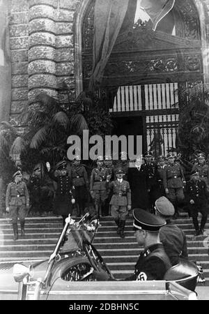 Hitler verlässt die Hofburg, nachdem er die Annexion Österreichs an das Deutsche Reich angekündigt hat. Hinter ihm, links Heinrich Himmler und rechts in Zivilkleidung Arthur Seys-Inquart. Stockfoto