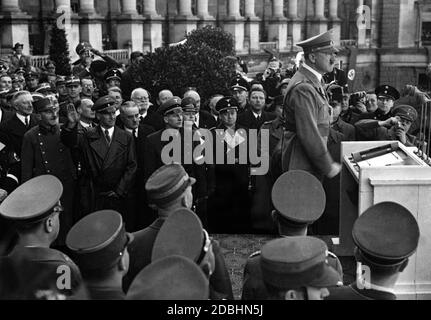 Hitler spricht am Heldenplatz nach dem Einmarsch der Wehrmacht in Wien. Hinter ihm von rechts: Paul Koerner, General der Flieger Erhard Milch, Baldur von Schirach, Wilhelm Frick und ganz rechts Hjalmar Schacht. Stockfoto