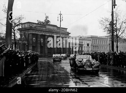 Adolf Hitler auf dem Weg zu einer Rede im Reichstag an der Kroll Oper. Die grüßenden Passanten hören die Rede durch die Lautsprecher in den Straßen. Stockfoto