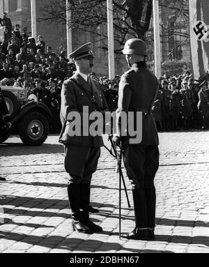 Adolf Hitler nimmt den Gruß der 8. Armee auf dem Heldenplatz in Wien vom Generaloberst Walther von Brauchitsch. Stockfoto