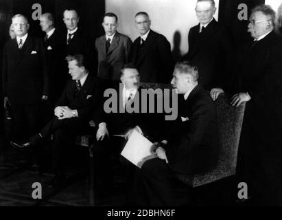 Das Kabinett Hitlers nach der Regierungsbildung. Von links: Franz Seldte, Gerike, Johann Ludwig Graf Schwerin von Krosigk, Wilhelm Frick, Werner von Blomberg und Alfred Hugenberg. Sitzen: Hermann Göring, Adolf Hitler und Franz von Papen. Stockfoto