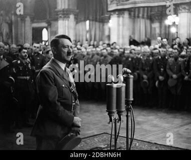 Adolf Hitler spricht bei seinem Empfang im Wiener Rathaus während der Annexion Österreichs an das Großdeutsche Reich. Stockfoto