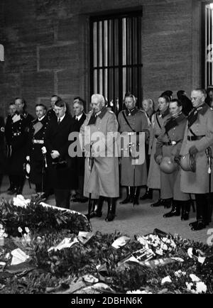 Hitler und Hindenburg nach der Kranzniederlegung am Gedenktag. Dahinter stehen Franz von Papen, Gerd von Rundstedt, Hermann Göring und Werner von Blomberg. Stockfoto